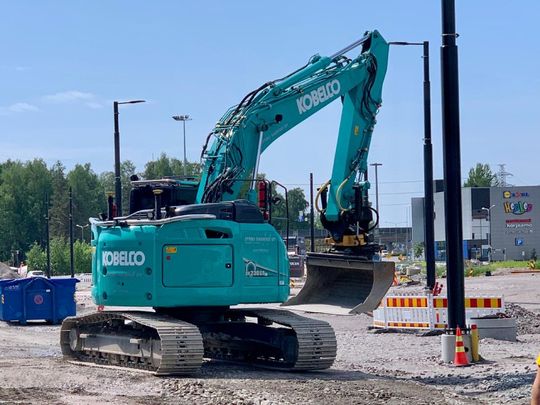 Kobelco-kaivinkone työmaalla