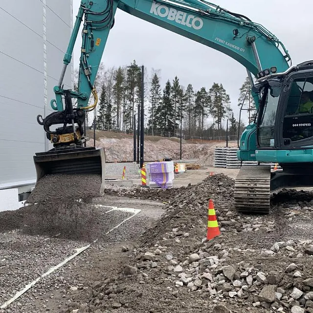 Kaivuri nostaa hiekkaa 
